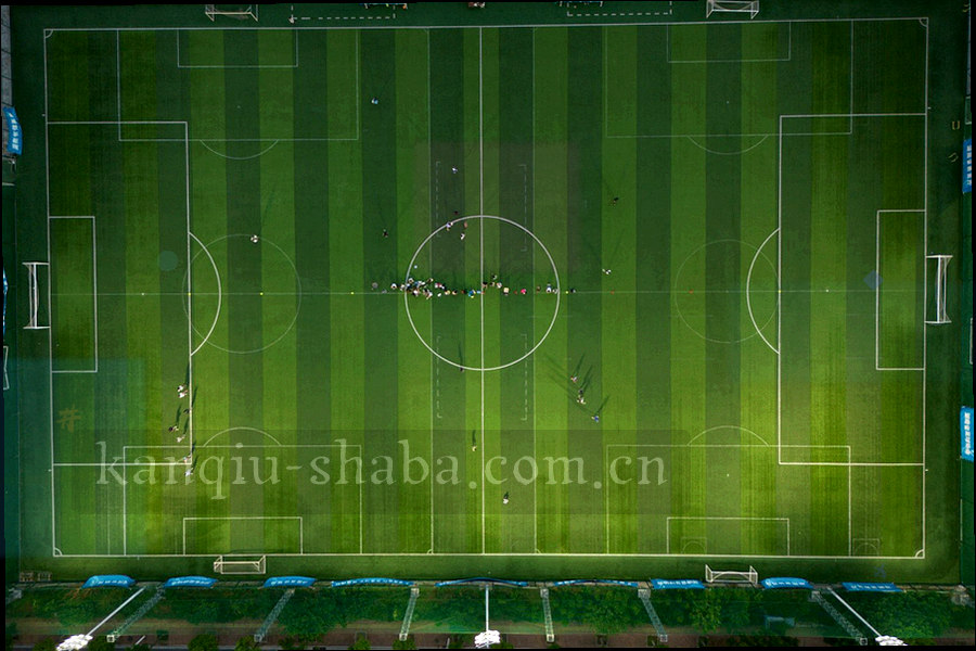 平板与笔记本并排显示赛事数据与对照表的场景